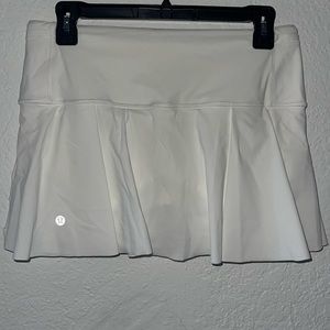 LULULEMON ATHLETICA WHITE SKIRT SIZE 6💟💟